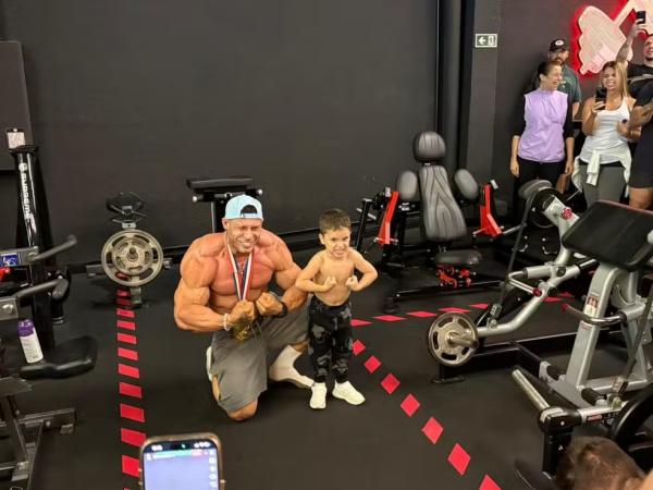 Ramon Dino posa ao lado do filho Ravi, de 4 anos.(Imagem:Wesley Felix)
