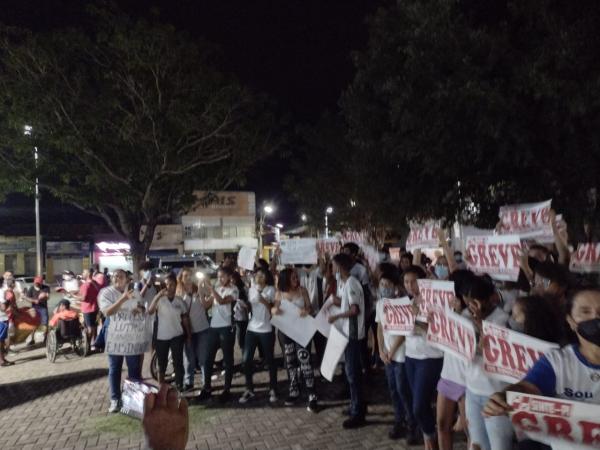 Profissionais da educação de Floriano fazem manifestação durante solenidade partidária(Imagem:FlorianoNews)