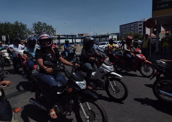 Servidores públicos realizam manifestação por reajuste salarial, em Floriano.(Imagem:FlorianoNews)