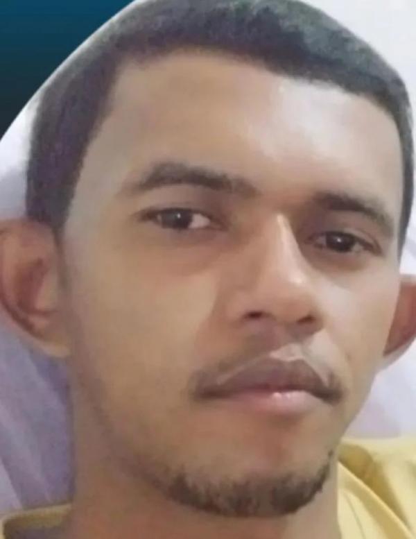 Adriano Lima Bispo, de 28 anos, é suspeito de torturar três crianças, uma adolescente e companheira(Imagem:Reprodução)