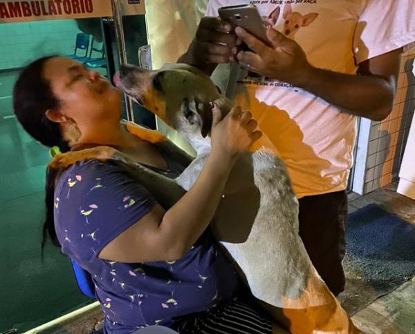 Cachorro consola mulher que perdeu mãe vítima da Covid-19, em Teresina.(Imagem:Arquivo Pessoal Rhavenna Veloso)