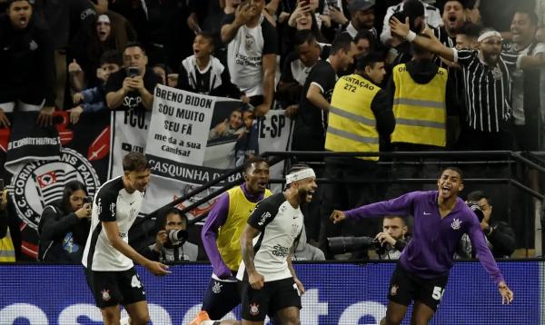 Timão supera o São Paulo por 3 a 1 jogando em Itaquera.(Imagem:REUTERS/MARCELO MACHADO DE MELO/DIREITOS RESERVADO)