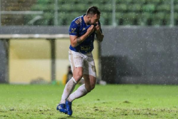 Em um duelo que ficou interrompido por 36 minutos por conta da forte chuva que caiu em Belo Horizonte (MG), Cruzeiro e Vila Nova ficaram no empate por 1 a 1, na Arena Independência(Imagem:Reprodução)