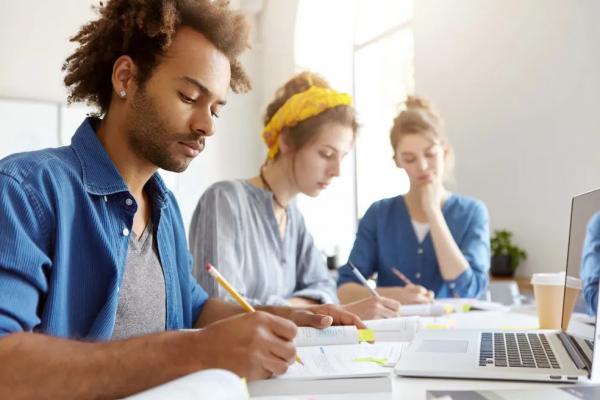 Três pessoas estudando em frente a um computador, em imagem de arquivo.(Imagem:Divulgação)