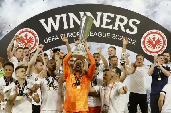  O Eintracht Frankfurt é o atual campeão da Liga Europa, tendo vencido a final contra o Rangers.(Imagem:Albert Gea/Reuters )
