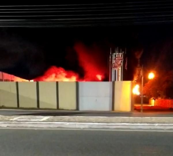 Incêndio atinge pela segunda vez sorveteria em Floriano(Imagem:Reprodução)