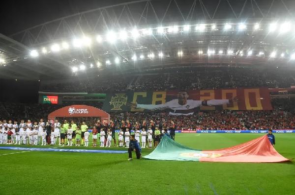 Cristiano Ronaldo foi homenageado pelos 200 jogos com a camisa de Portugal (Imagem:Miguel Riopa/AFP)