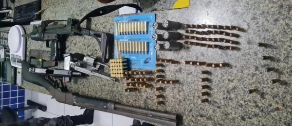 Polícia prende seis pessoas e apreende sub metralhadora, rifle e munições no Litoral do Piauí.(Imagem:Divulgação /PM-PI)