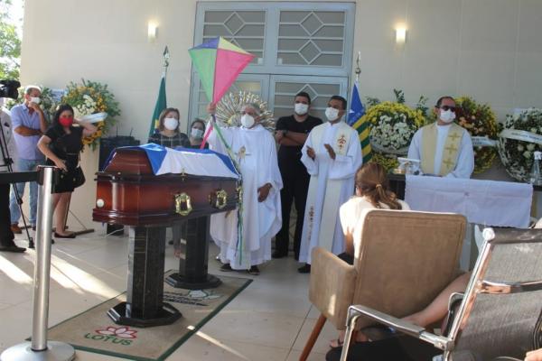Padre Tony presta homenagem ao ex-prefeito Firmino Filho.(Imagem:Lívia Ferreira/G1 PI)