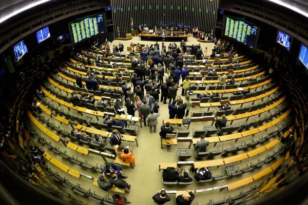Vista do plenário da Câmara dos Deputados antes do início da votação do texto da reforma tributária, em Brasília, na noite desta quinta-feira, 6 de julho de 2023.(Imagem:CLÁUDIO REIS/ENQUADRAR/ESTADÃO CONTEÚDO)
