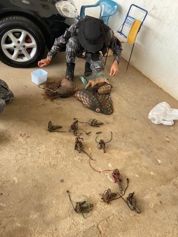 Quatro homens foram presos, dois deles por caça ilegal e os demais por porte ilegal de arma de fogo. Os homens e as armadilhas foram encaminhados para a Delegacia de Valença. Dos(Imagem:Reprodução)