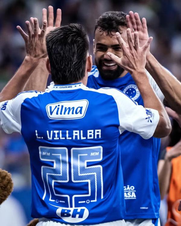Fabrício Bruno e Villalba, zagueiros do Cruzeiro.(Imagem:Gustavo Aleixo/Cruzeiro)