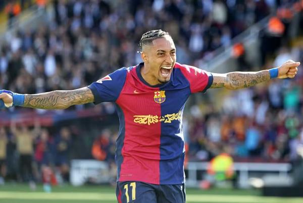 Raphinha comemora gol marcado em Barcelona 4 x 3 Real Madrid.(Imagem:Getty Images)