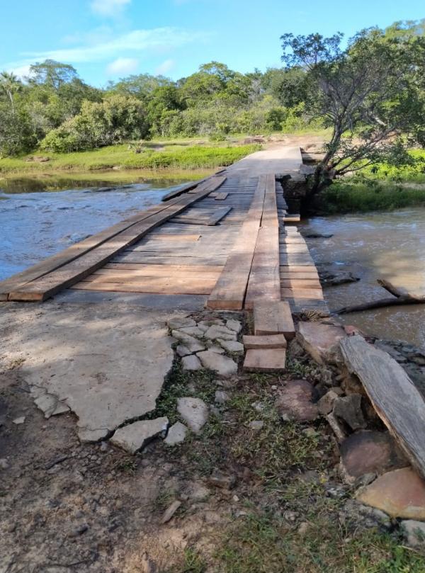Ponte improvisada preocupa moradores na zona rural de Floriano.(Imagem:Arquivo pessoal)