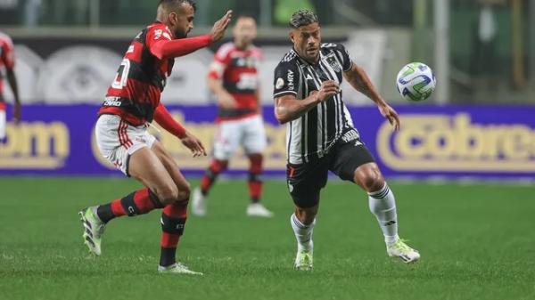 Hulk, atacante do Atlético-MG, tenta a jogada contra.a defesa do Flamengo.(Imagem: Pedro Souza)