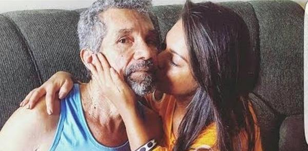 Paulinha Abelha com o pai, conhecido como Seu Abelha: os dois eram muito apegados, e ela se responsabilizava pelos cuidados médicos dele.(Imagem:Reprodução / Facebook)