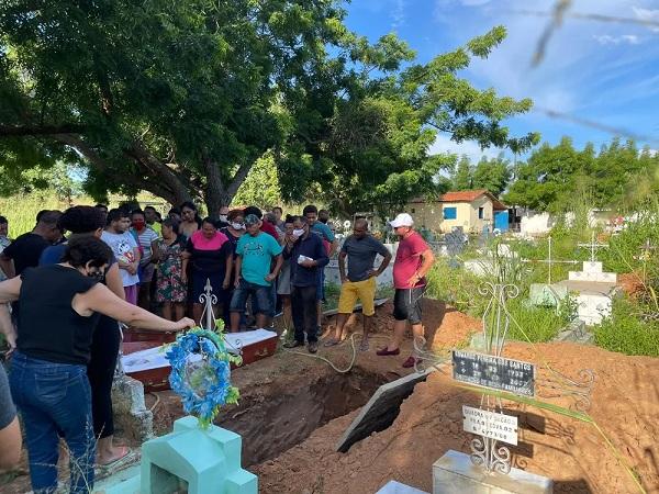  Corpo de estudante da UFPI morta após calourada é sepultado sob forte comoção.(Imagem:Josiane Sousa /TV Clube )