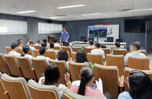 Os alunos participaram de palestras ministradas por especialistas da empresa, abordando temas essenciais para a formação profissional.(Imagem:Divulgação)