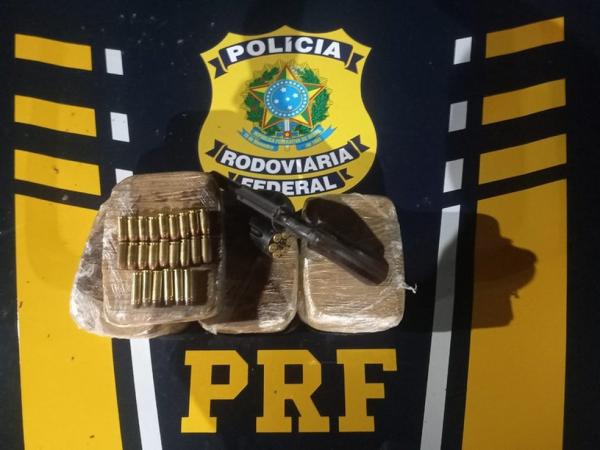 Arma de fogo e 30 munições também foram apreendidas pela PRF.(Imagem:Divulgação/PRF)