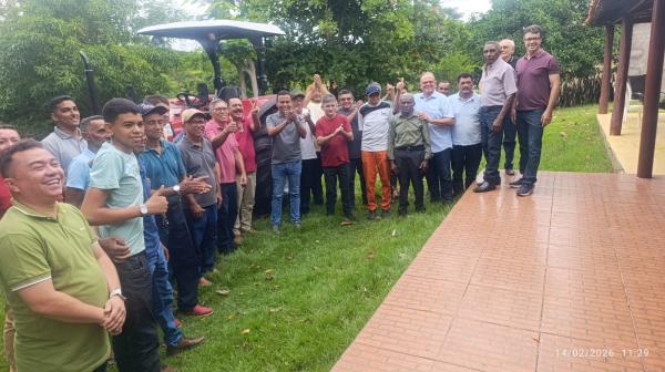 Deputado Dr. Francisco Costa entrega trator a produtores de leite na zona rural de Floriano.(Imagem:FlorianoNews)