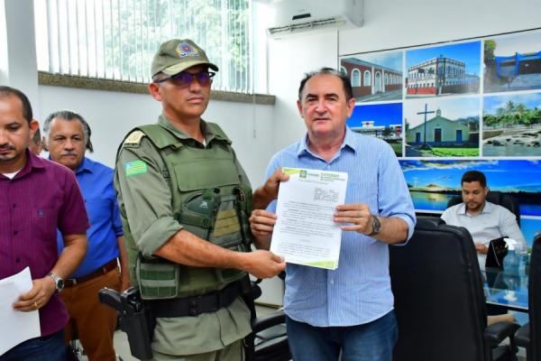 Ten. Cel. Inaldo Barros (comandante do 3º BPM) e prefeito Antônio Reis Neto.(Imagem:Secom)
