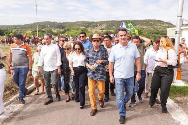  Ciro Nogueira inaugura quadra escolar e anuncia novos investimentos durante agenda pelo Piau&iacute;.(Imagem:Ascom)