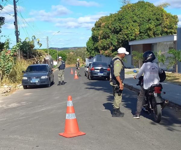 3º BPM realiza blitzs volantes em bairros de Floriano para reforçar segurança e coibir infrações.(Imagem:Divulgação/PM)