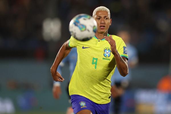 Richarlison em ação na derrota do Brasil para o Uruguai.(Imagem:Vitor Silva / CBF)