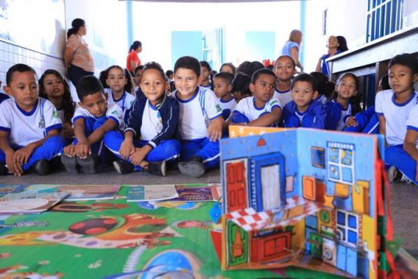 Prefeitura de Floriano leva Biblioteca Itinerante às escolas em comemoração ao mês do Folclore.(Imagem:Secom)