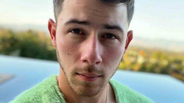 Nick Jonas passou por um momento delicado durante o fim de semana. O ator resolveu jogar softball no último domingo (5) e foi atingido na virilha com a bola, tendo que ser levado p(Imagem:Reprodução)