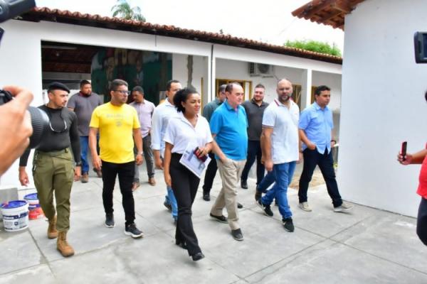  Prefeito Antônio Reis visita obras de reestruturação de escolas da rede municipal(Imagem:Secom)