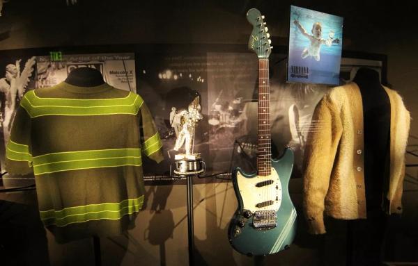 Guitarra azul de Kurt Cobain é vendida por R$ 22 milhões em leilão(Imagem:Reprodução)