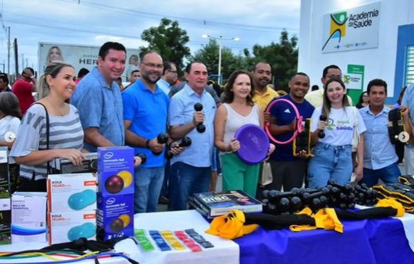 Vereador Joab Curvina participa da entrega de kits de atendimento em fisioterapia e incentivo à prática da educação física.(Imagem:Reprodução/Instagram)