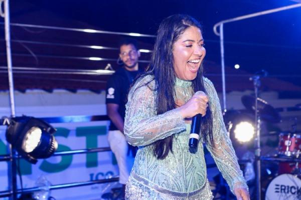 Dany Melody arrasta multid&atilde;o e agita o Carnaval de Floriano(Imagem:Secom)