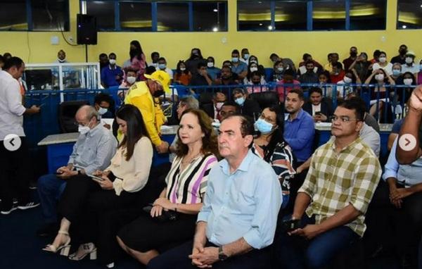 camaraflorianopi Câmara Municipal recebe das mãos do prefeito Joel Rodrigues carta de renúncia de mandato.(Imagem:Reprodução/Instagram)