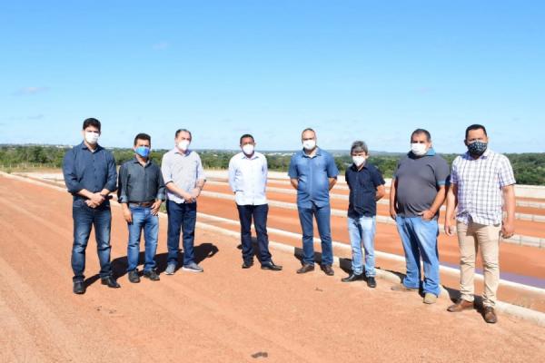 Prefeito Joel e Poder Legislativo visitam Estação de Tratamento de Esgoto de Floriano(Imagem:SECOM)