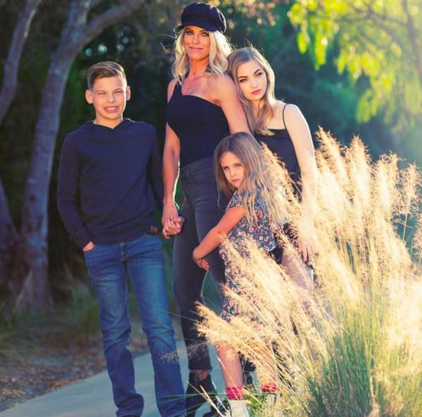 Sheree Gustin com os filhos do casamento com Steve Burton.(Imagem: Instagram)