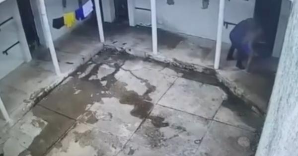 Nas imagens &eacute; poss&iacute;vel ver o momento em que o menor aproveita o descuido do agente pr&oacute;ximo aos alojamentos e o segura.(Imagem:Reprodu&ccedil;&atilde;o)