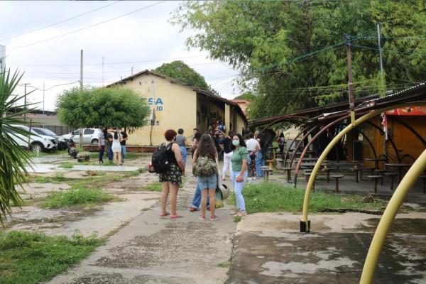  Alunos no pátio da Uespi no primeiro dia de retorno 100% presencial.(Imagem: Lucas Marreiros/g1 )