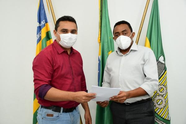 Secretário de Saúde James Rodrigues e o prefeito Joel Rodrigues(Imagem:SECOM)