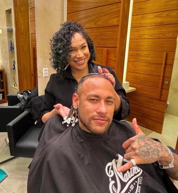 A trancista Dani Castela mostra as novas tranças de Neymar.(Imagem:Reprodução da internet)