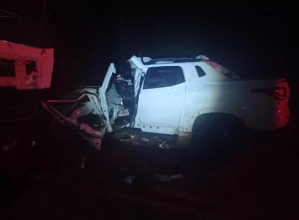 Homem e criança morrem em colisão frontal entre carro e caminhão na BR-135 em Monte Alegre do Piauí.(Imagem:Polícia Militar)