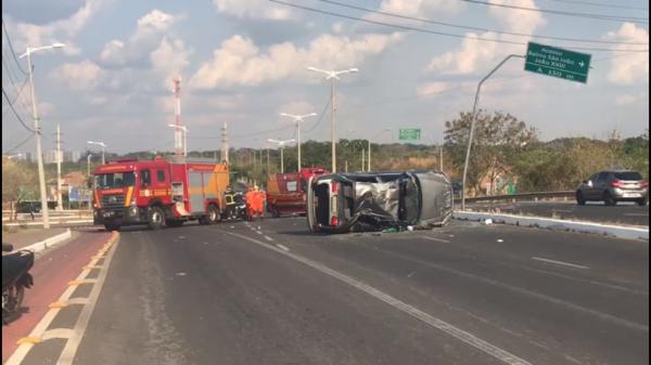 Motorista perde controle de carro e capota em cima de ponte na Zona Leste de Teresina(Imagem:Reprodução)