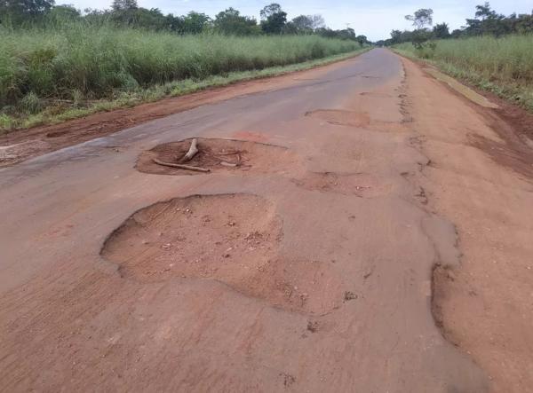  Buracos em PI-392 dificultam escoamento de grãos e oferecem riscos para motoristas: 