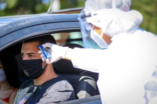 Profissionais de saúde medem temperatura de motoristas durante barreira sanitária em Teresina.(Imagem:Divulgação /Sesapi)