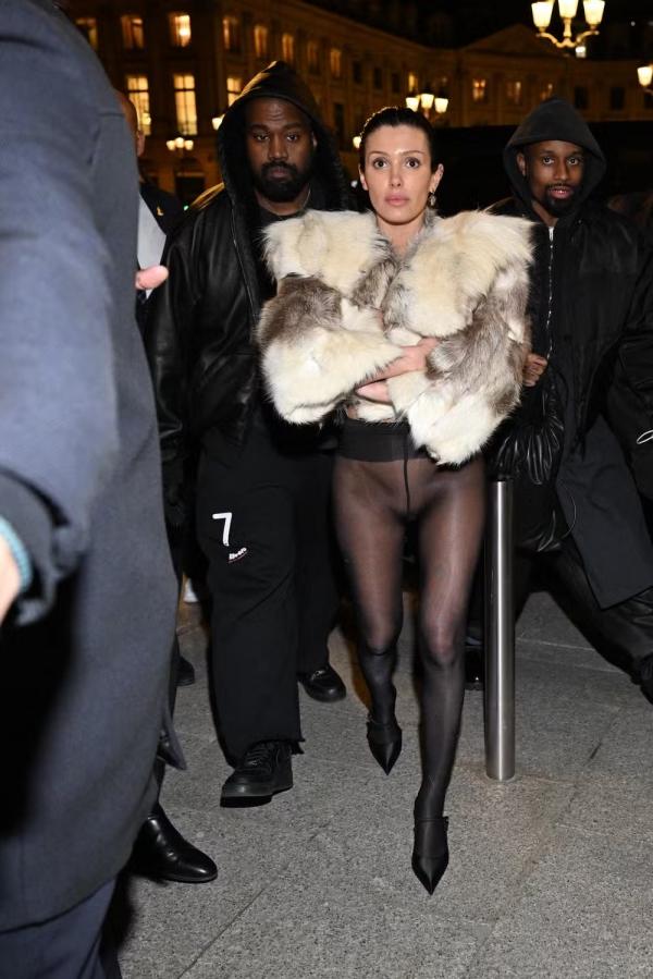 Com Kanye West, Bianca Censori anda sem calcinha e de meia-calça por Paris.(Imagem:Grosby Group)