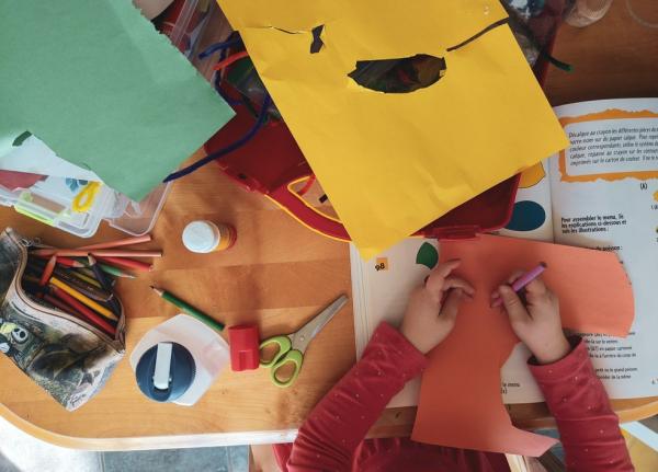 Atividades que ajudam crianças a se desenvolverem em casa, como pintar, desenhar, recortar e ouvir histórias, são mais frequentem em famílias de nível socioeconômico mais alto, apo(Imagem:Sigmund/Unsplash)