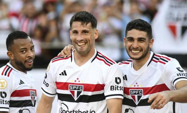 Calleri comemora gol em São Paulo x Santos.(Imagem:Marcos Ribolli)