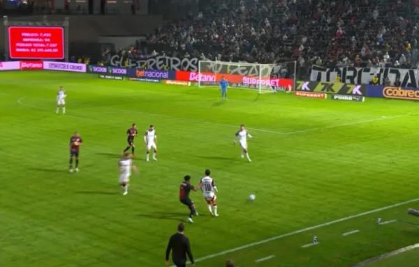 Arrascaeta se aproxima para fazer a saída de bola no lance que origina o gol do Flamengo.(Imagem:Reprodução)
