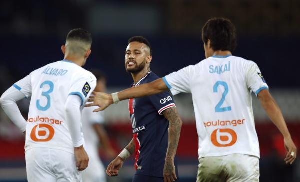 Neymar discute com zagueiro Álvaro González, a quem acusou de racismo.(Imagem: Gonzalo Fuentes/Reuters)